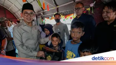 Menbud Fadli Zon Salurkan Bantuan untuk Warga di Sekitar Situs Budaya Banuaraja