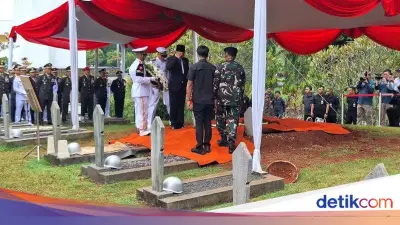 Menhan Sjafrie Pimpin Upacara Pemakaman Militer Juwono Sudarsono di TMP Kalibata
