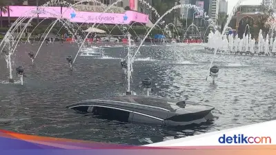 Mobil BYD M6 Tercebur ke Kolam Air Mancur Bundaran HI Dini Hari, Sopir Taksi Online Selamat