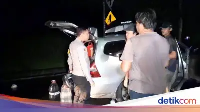 Mobil Mogok Tengah Malam, Polisi Antar Pulang Lansia dan Keluarga di Bogor