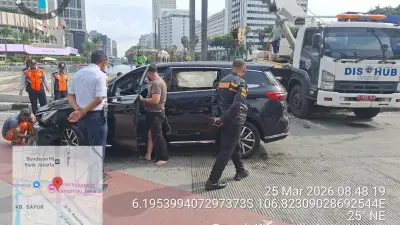 Mobil Nyemplung ke Kolam Bundaran HI Akibat Sistem Komputer Eror, Pengemudi Luka-luka