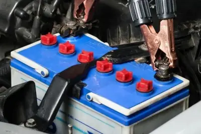 Mudik Lebaran dengan Mobil Listrik, Perlukah Melepas Aki 12 Volt?