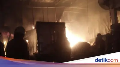 Pabrik Plastik di Cengkareng Terbakar Diduga Akibat Petasan Remaja Nakal