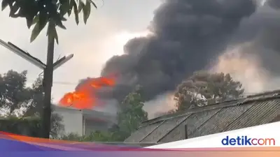 Pabrik Terpal di Gunung Putri Bogor Ludes Terbakar, Asap Hitam Membumbung Tinggi