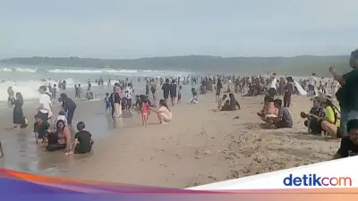 Pantai Sawarna Lebak Dibanjiri Wisatawan Lokal di H+3 Lebaran 2026