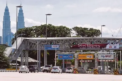 Pasangan Malaysia Bingung Saat Mudik Lebaran 2026: Lupa Tas Makeup, Pilih Pulang atau Beli Baru?