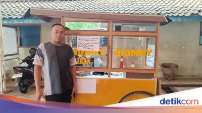 Pedagang Siomay Mudik dari Cilacap ke Pemalang Jalan Kaki Dorong Gerobak