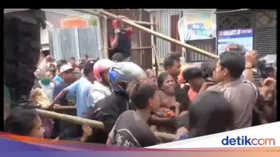 Pembagian Zakat di Gresik Ricuh, Diduga Dipicu Penyerobotan Antrean