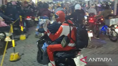 Pemudik 'Power Ranger' Warna-warnikan Arus Mudik di Pelabuhan Ciwandan