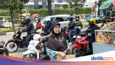 Penjual Tikar Ragunan Mengeluh Penjualan Turun Saat Libur Lebaran 2026