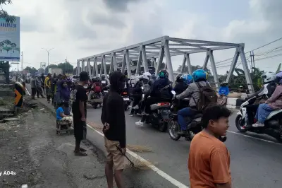Petugas Gabungan Tertibkan Aktivitas Penyapu Koin di Jembatan Sewo Indramayu
