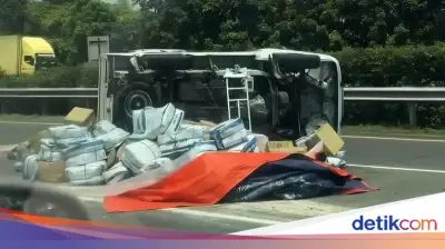 Pikap Pecah Ban dan Terbalik di Tol Jagorawi, Sopir Alami Luka Berat