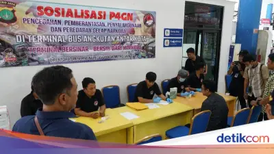 Polda Metro Jaya Lakukan Tes Urine Sopir Bus AKAP untuk Jamin Keamanan Mudik Lebaran