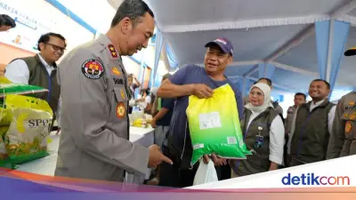 Polda Sumsel Bagikan 135 Ton Beras ke 20 Ribu Warga Jelang Idul Fitri