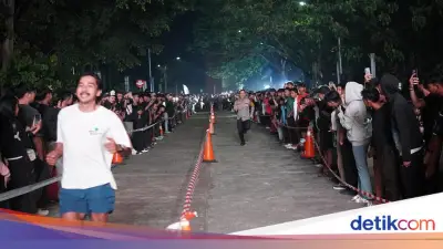 Polisi Fasilitasi Lomba Lari Muda-mudi Jelang Sahur di Stadion Pakansari Bogor