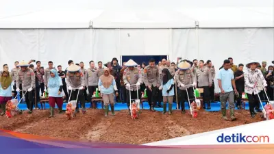 Polri Dukung Petani Cikarang dengan Alsintan dan Bibit Unggul untuk Penanaman Jagung 2026
