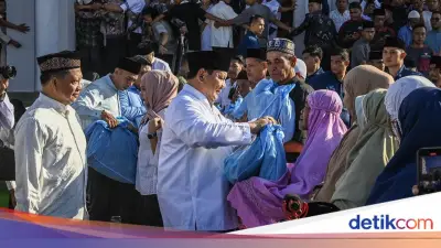 Prabowo Sapa Warga Aceh dan Jakarta, Bagikan Sembako di Momen Lebaran
