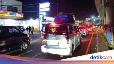 Puncak Mudik, Antrean Kendaraan di Pelabuhan Merak Meluber ke Jalur Arteri