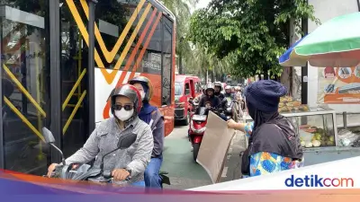 Ragunan Tetap Ramai di H+3 Lebaran, Lalu Lintas Menuju Pintu Masuk Macet Parah