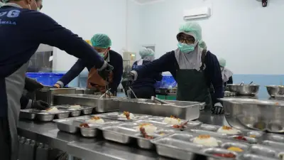 Relawan SPPG Antusias Sambut Hari Pertama Operasional Kembali MBG di Jakarta