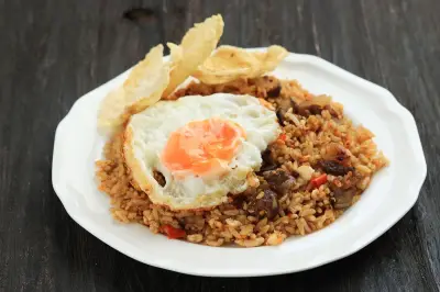 Resep Nasi Goreng Komplit Pakai Rice Cooker, Simple dan Hemat Gas