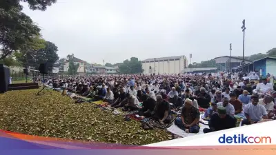 Ribuan Jemaah Muhammadiyah Padati Lapangan Lodaya Bandung untuk Salat Idul Fitri