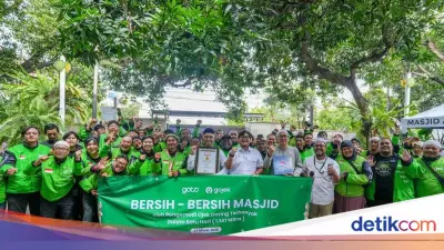 Ribuan Mitra Gojek Pecahkan Rekor MURI dengan Aksi Bersih-Bersih Masjid Serentak