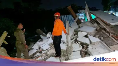 Rumah 2 Lantai di Bogor Ambruk saat Hujan Deras, Diduga Akibat Beban Berat