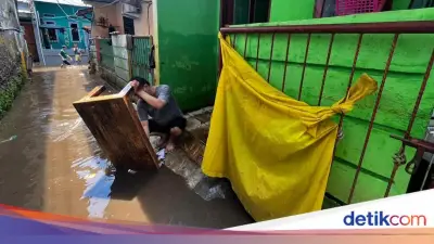 Rumah Kebanjiran Saat Lebaran, Warga Ciracas Tetap Bersyukur Bisa Salat Id