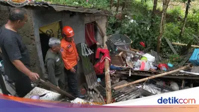 Rumah Warga di Caringin Bogor Ambruk Diterjang Angin Kencang, BPBD Lakukan Penanganan Awal