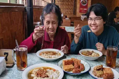 Sepiring Rawon Tessy dan Cerita Tak Usang Sejak 1942 di Surabaya
