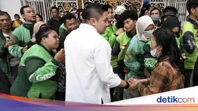 Seskab Teddy dan Gubernur Bobby Bagikan 5.000 Paket Sembako Saat Takbiran di Medan