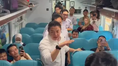 Seskab Teddy Tinjau Arus Mudik dan Kereta Ekonomi Kerakyatan di Pasar Senen