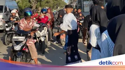 Siswa SRMA 1 Aceh Besar Bagikan Takjil Gratis, Perkuat Empati di Ramadan