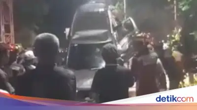 Taksi Online Terperosok ke Kali di Pademangan Jakut Saat Putar Balik