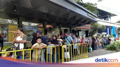 TMII Ramai Pengunjung di H+2 Lebaran, Antrean Terlihat Sejak Pagi Hari