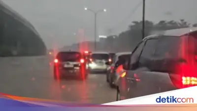 Tol Jagorawi Arah Jakarta Macet Parah Akibat Banjir di KM 12 Cibubur