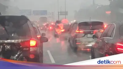 Tol Jagorawi Arah Jakarta Macet Parah Sore Ini Akibat Genangan Air di Cibubur