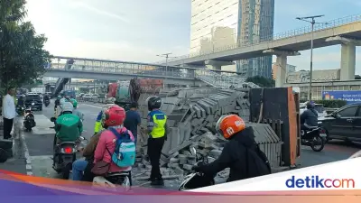 Truk Bermuatan Hebel Terguling di Jalan Gatot Subroto Pagi Ini, Lalu Lintas Tersendat