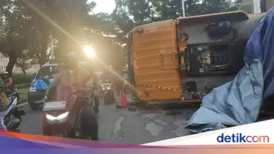 Truk Crane Terguling di Tebet Tutup Sebagian Jalan, Lalu Lintas Macet Parah