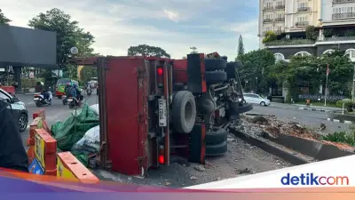 Truk Pengangkut Pakan Ternak Terguling di Bogor, Muatan Berserakan di Jalan