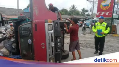 Truk Sampah Terguling di SPBU Bogor, Muatan Berserakan dan Solar Tumpah