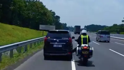 Viral! Polisi Dorong Mobil Pemudik Mogok 3 Km dengan Kaki di Tol Cipali