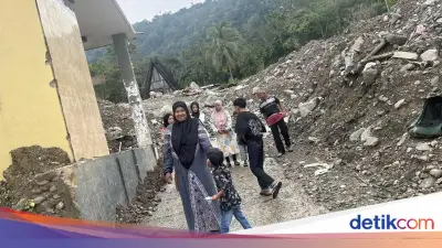 Warga Agam Rela Lewati Material Banjir Bandang demi Silaturahmi Lebaran