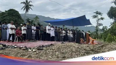 Warga Agam Salat Id di Lapangan Terbuka Usai Masjid Hancur Diterjang Galodo