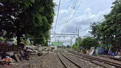 Warga Bantaran Rel Senen Digusur: Malam Tak Tidur, Pagi Kehilangan Rumah