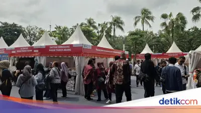 Warga Borong Mukena dan Kuliner di Bazar Ramadan Balai Kota Jakarta