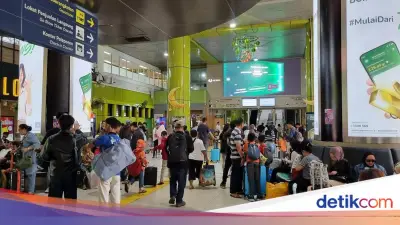 Warga Cerita Perjuangan Dapat Tiket Mudik Lebaran di Stasiun Gambir