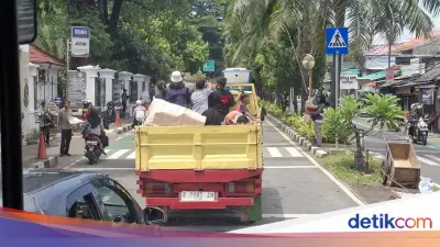 Warga Depok Ajak 16 Keluarga dan Tetangga Naik Truk ke Ragunan Demi Hemat