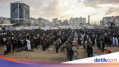Warga Gaza Salat Id di Tengah Puing Kehancuran Akibat Serangan Israel